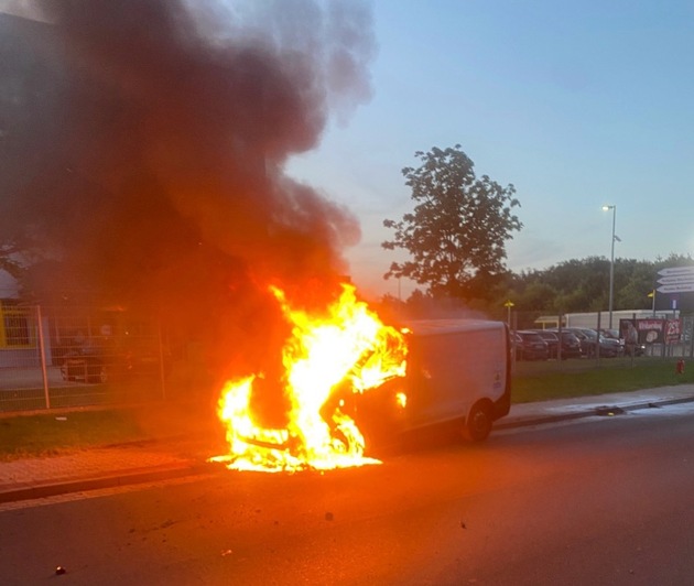 FW Lehrte: Transporter gerät in Brand
