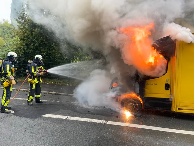 FW-BO: Lieferwagen brennt in voller Ausdehnung