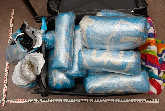 POL-D: Vermeintlicher Kofferdieb entpuppt sich als mutmaßlicher Drogenkurier - Etwa 12 Kilo Marihuana sichergestellt - Festnahme - Haftrichter