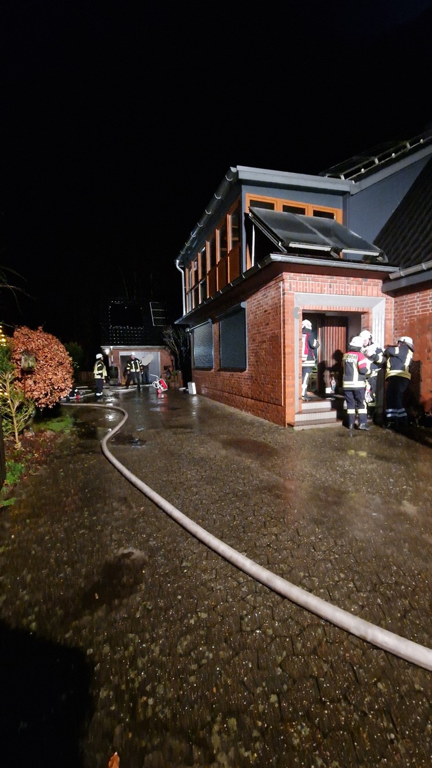 FFW Schiffdorf: Zimmerbrand rechtzeitig entdeckt - Bewohner retten sich selbst