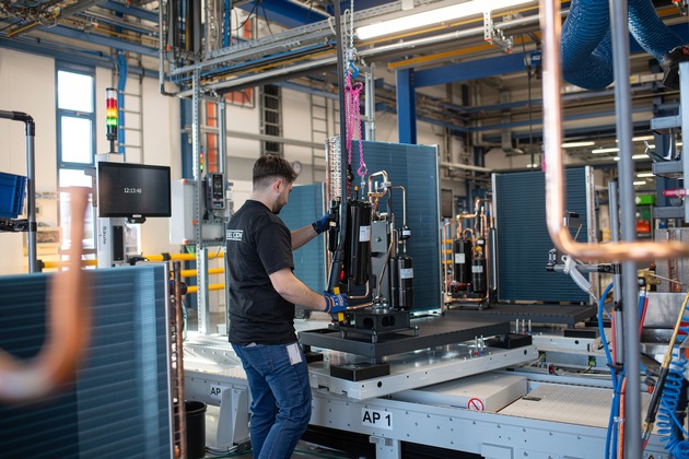 Wärmepumpen-Fertigung von Stiebel Eltron in Höxter (NRW) läuft an | "Willkommen in der Achterbahn"