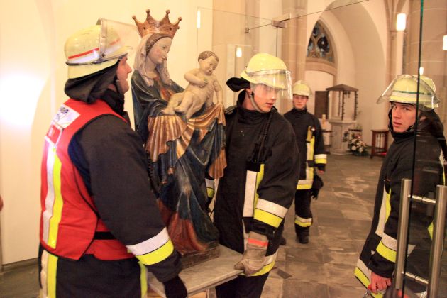 FW-E: Feuer in Kirchturm von St. Hubertus in Essen-Bergerhausen, Ursache vermutlich Blitzschlag