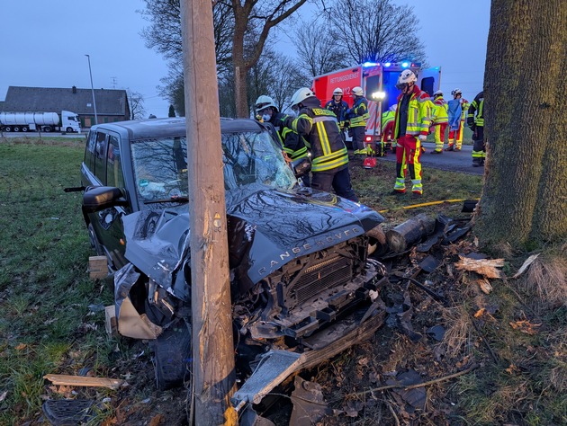 FW-KLE: Verkehrsunfall: Range Rover prallt gegen Baum und Strommast