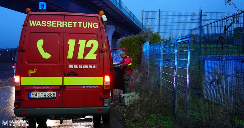 FW Hagen: Wasserrettung, Person in Lenne