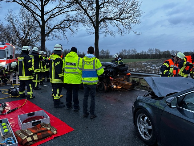 FW-ROW: Verkehrsunfall mit eingeschlossener Person