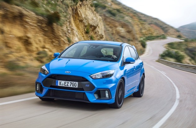 Ford-Werke GmbH: Neuer Ford Focus RS gewinnt sport auto-AWARD 2016 (FOTO)