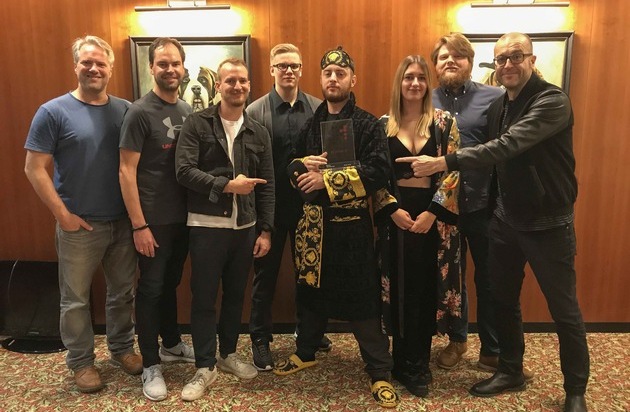 GfK Entertainment GmbH: Erster "Nummer 1 Award der Offiziellen Deutschen Single-Charts" an Bausa verliehen