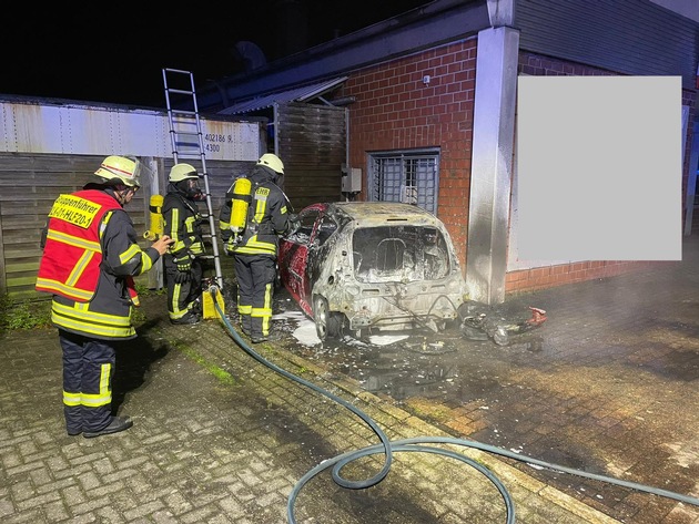 Feuerwehr Kalkar: PKW Brand an einem Autohaus