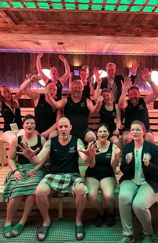 Schwitzen für den Weltrekord – das Team vom »BadeWerk Neuharlingersiel« zelebriert längsten Sauna-Aufguss