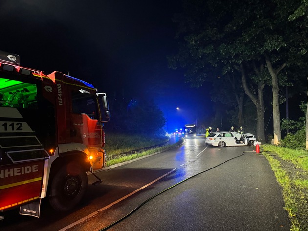 FW Marienheide: PKW prallt gegen Baum - Verkehrsunfall fordert drei Verletzte