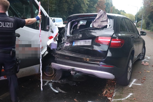 POL-ME: Verkehrsunfall mit einem Schwerverletzten und sechs beschädigten Fahrzeugen - Ratingen - 2409083