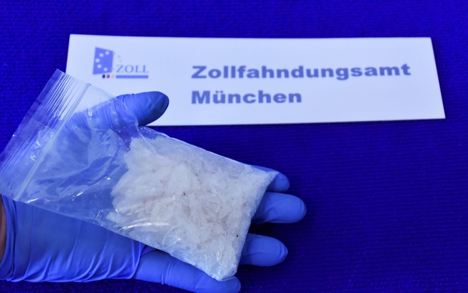 ZOLL-M: Zoll stellt 350 Gramm Crystal und einen geladenen Revolver sicher
zwei mutmaßliche Schmuggler in Untersuchungshaft
