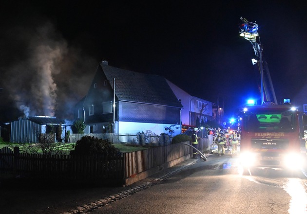 FF Olsberg: Rauchmelder weckt Bewohnerin - Wintergarten steht in Flammen