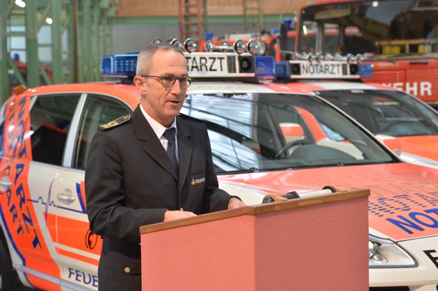 FW Stuttgart: Porsche-Notarzteinsatzfahrzeug an das Stuttgarter Feuerwehrmuseum übergeben