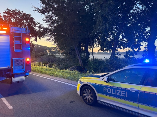 FW-AUR: Wagen von Bundesstraße in Graben gefahren