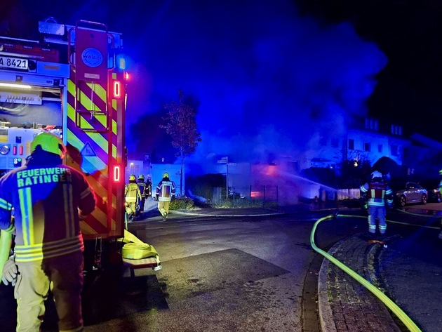 FW Ratingen: Feuerwehr Ratingen löscht Garagenbrand in der Wiechertstraße