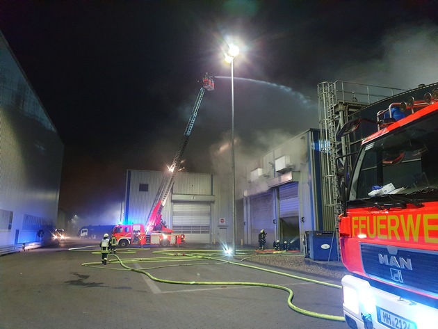 FW-MH: Große Mengen Hausmüll brennen in einer Lagerhalle. Geruchsbelästigung im Stadtgebiet von Mülheim. Großeinsatz für die Feuerwehr