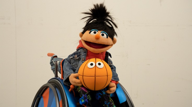 "Sesamstraßen"-Bewohnerin Elin bekommt einen neuen Rollstuhl