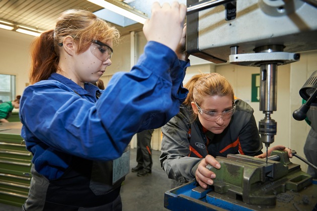 Von Forschung und Entwicklung bis hin zur Produktion / Ford gewährt bei Girls&#039; Day einen Blick hinter die Kulissen (FOTO)