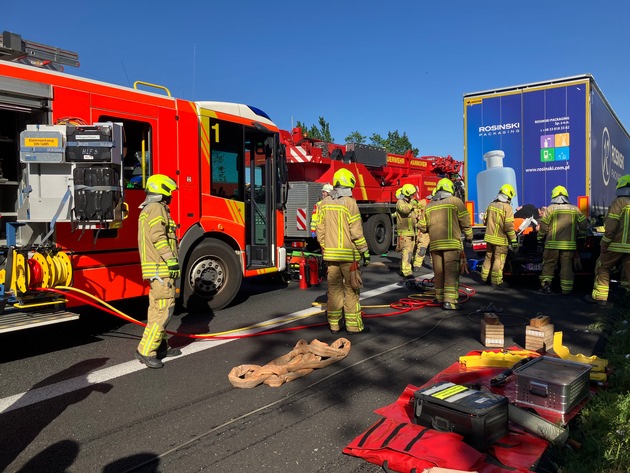 FW Hannover: Eine schwerverletzte Person bei einem Verkehrsunfall auf der Autobahn 2