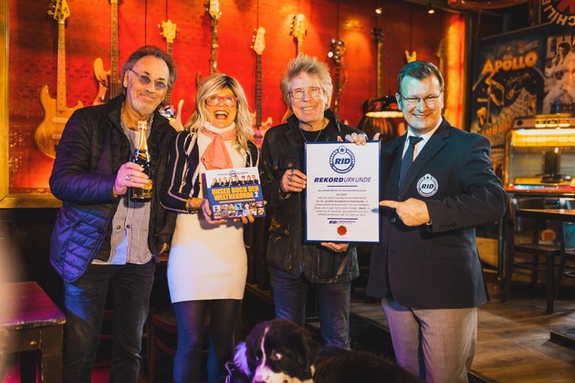 Hamburger Kultrocker erzielt RID-Weltrekord: Uli Salm besitzt weltweit die meisten E-Bässe (710 Instrumente)