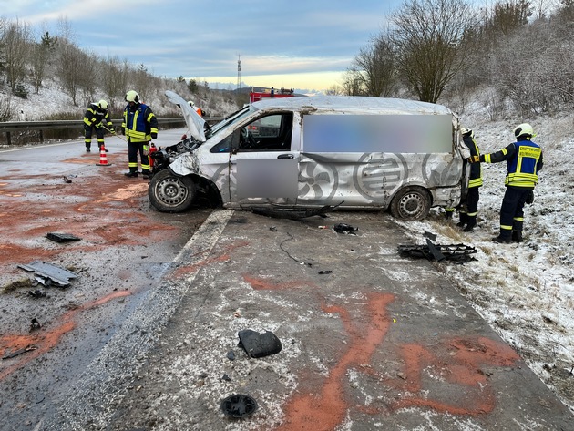 API-TH: Transporter überschlägt sich auf winterglatter Fahrbahn mehrfach