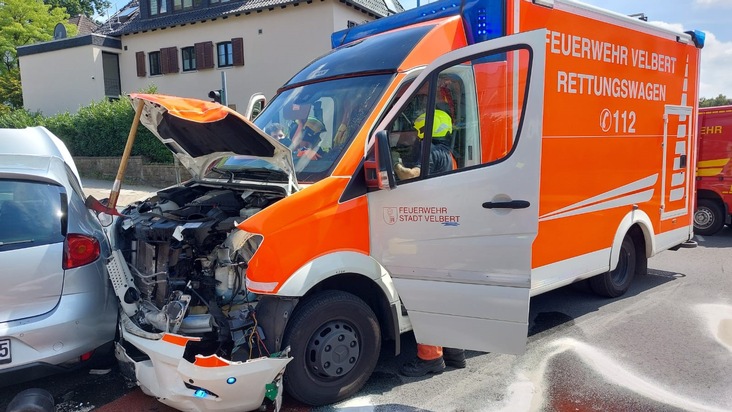 FW-Velbert: Verkehrsunfall mit Rettungswagen auf der Friedrich-Ebert-Straße