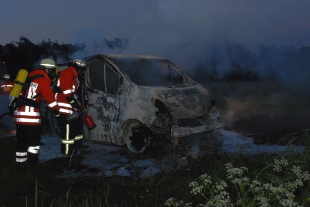 POL-NI: Gestohlener Transporter in Brand gesetzt -Bilder im Download-