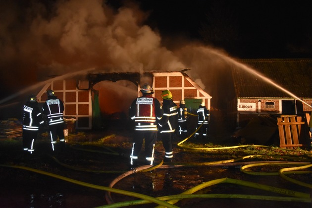 POL-STD: Feuer zerstört Reetdachhaus in Engelschoff - 350.000 Euro Schaden - keine Personen verletzt