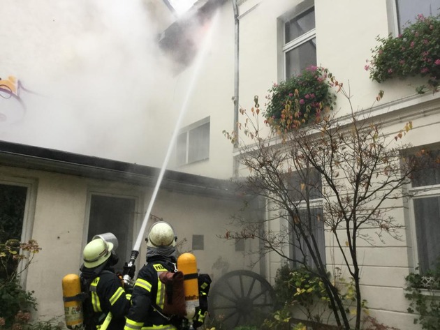 FW-BN: Ausgedehnter Wohnungsbrand in der Bonner Altstadt, das Übergreifen auf die Nachbarbebauung konnte verhindert werden.