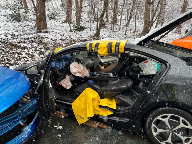 FW-EN: Schwerer Verkehrsunfall fordert zwei Verletzte