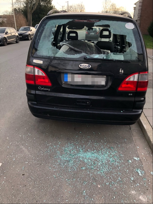 POL-ME: Unbekannte zerstören zahlreiche Autoscheiben und Fenster - Hilden - 2203136
