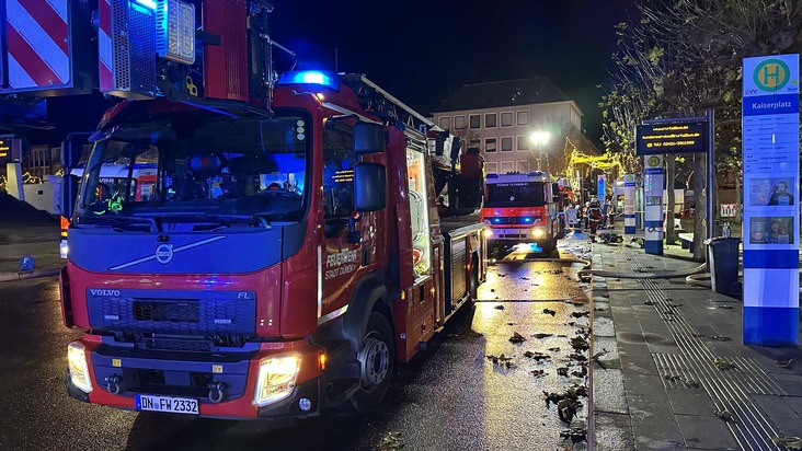 FW Düren: Zimmerbrand in Gewerbeobjekt am Kaiserplatz