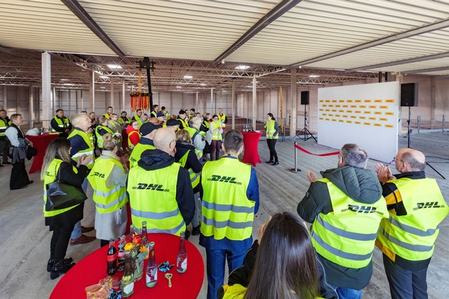 PM: Neue Logistikfl&auml;chen f&uuml;r die Region: DHL Supply Chain baut CO₂‑neutrales Logistikzentrum in Rheinbach / PR: New logistics space for the region: DHL Supply Chain building carbon-neutral logistics center in Rheinbach