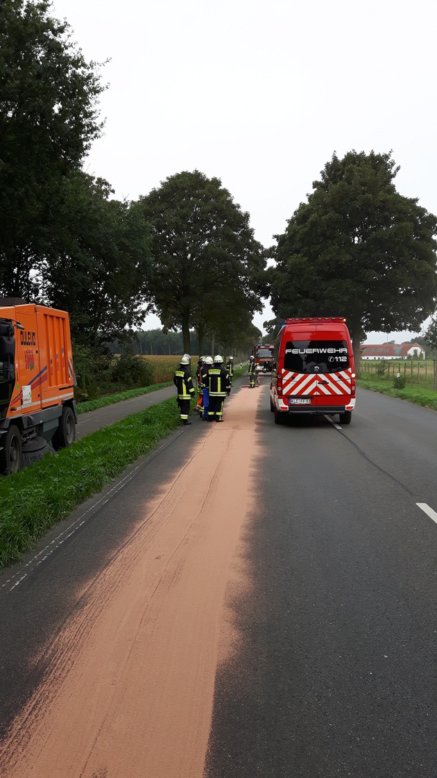 FW-KLE: Ölspur führt zu Behinderungen auf der Bundesstraße 57 in Bedburg-Hau