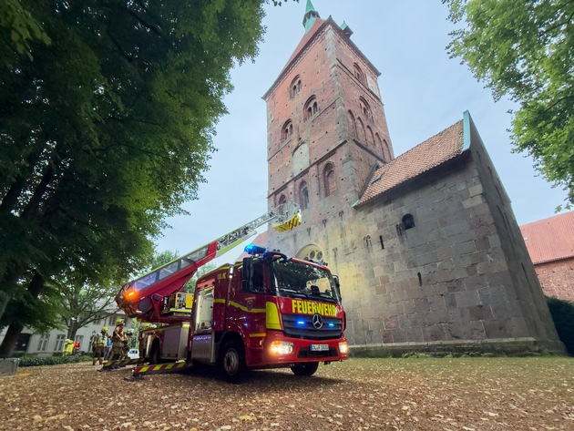 FW-OLL: Großangelegte Übung an der Alexanderkirche in Wildeshausen
