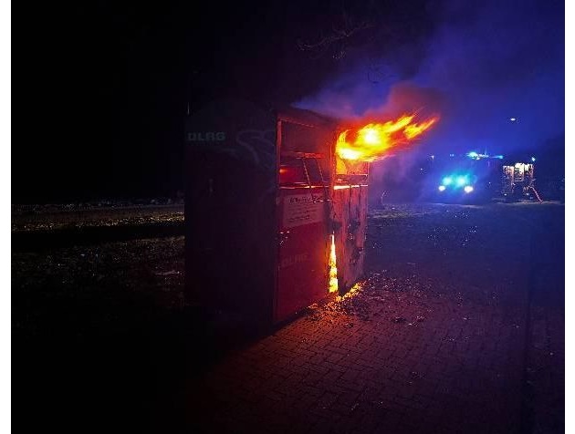POL-STD: Unbekannte stecken Altkleidercontainer in Apensen in Brand - Polizei sucht Zeugen - Einbrecher in Stader Gaststätte