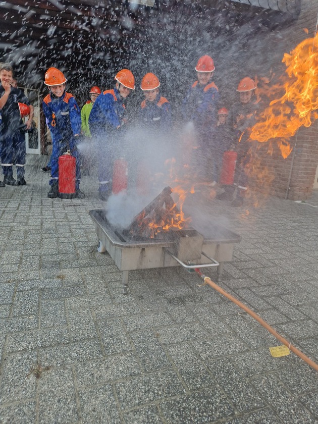 FW-KLE: Feuerwehrhelden von Morgen: Spannende Ausbildung von Brandschutzhelfern in der Jugendfeuerwehr Bedburg-Hau