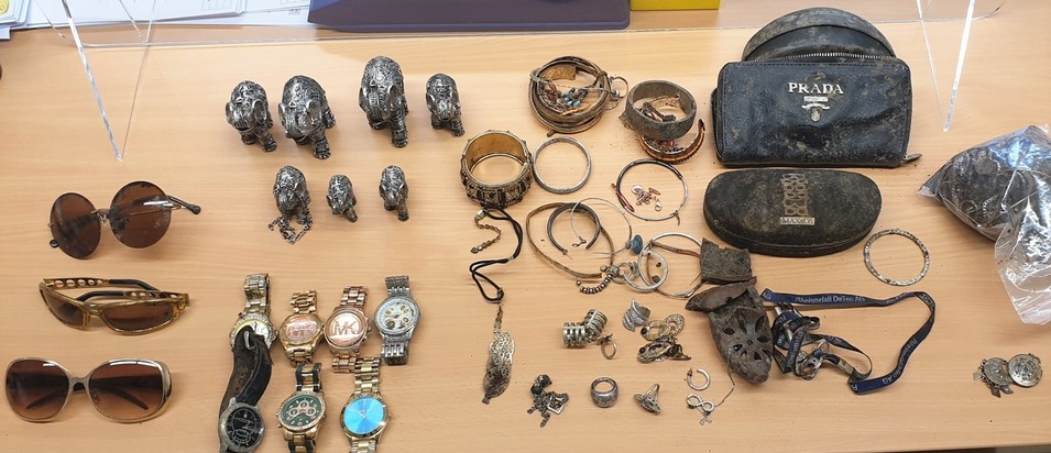 POL-NE: Polizei sucht Eigentümer von aufgefundenen Accessoires, Schmuck und silbernen Elefanten