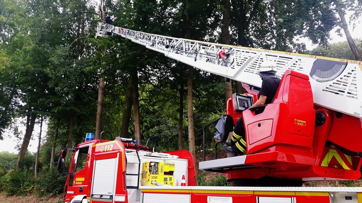 FW-EN: Drei Einsätze für die Feuerwehr am Mittwoch - Baum stürzte an der Hellbracke um