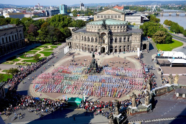 RID-Weltrekord nach Dresden geholt: erfolgreiche Bestleistung für »größte Tanzgarde (Outdoor)« mit 1.136 Tanzenden auf dem Theaterplatz zertifiziert