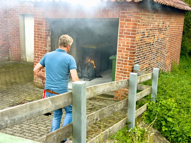FW-OLL: M&uuml;lltonnenbrand in Garage - schnelles Eingreifen verhindert Brandausbreitung