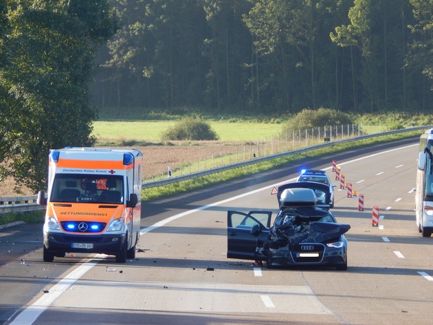 POL-VDKO: Verkehrsunfall mit drei leichtverletzten Personen.