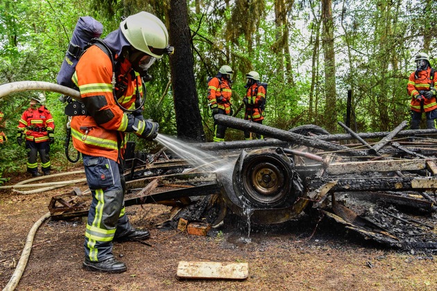 KFV-CW: Wohnwagenbrand im Wald fordert keine Opfer