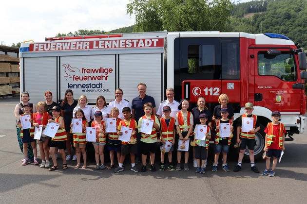 FW-OE: Feierliche Verleihung der Kinderflamme in Bronze bei der Kinderfeuerwehr Lennestadt
