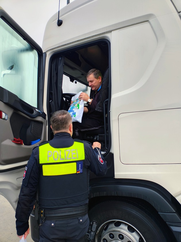 POL-WL: Fernfahrerstammtisch der Polizeidirektion Lüneburg schenkt Lkw-Fahrern einen Moment der Freude