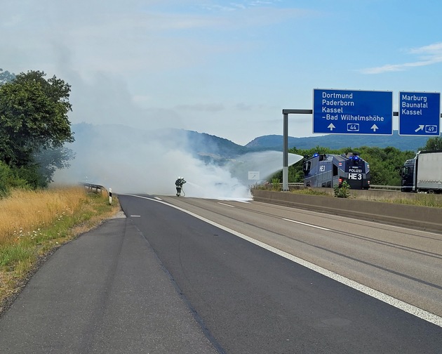 POL-KS: Fahrzeugbrand auf A 44 nach technischem Defekt: Wasserwerfer unterstützt bei Löscharbeiten