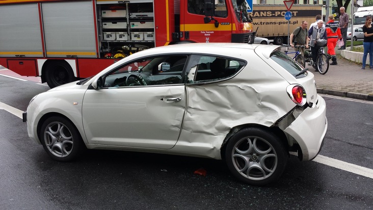 POL-HM: Schwerer Verkehrsunfall mit Beteiligung eines Feuerwehreinsatzfahrzeuges / 6 Personen zum Teil schwer verletzt