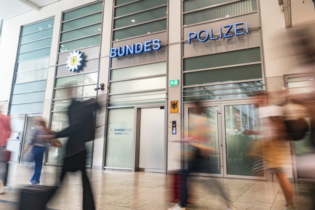BPOL NRW: Symbolische Schlüsselübergabe der Bundespolizei am Kölner Hauptbahnhof