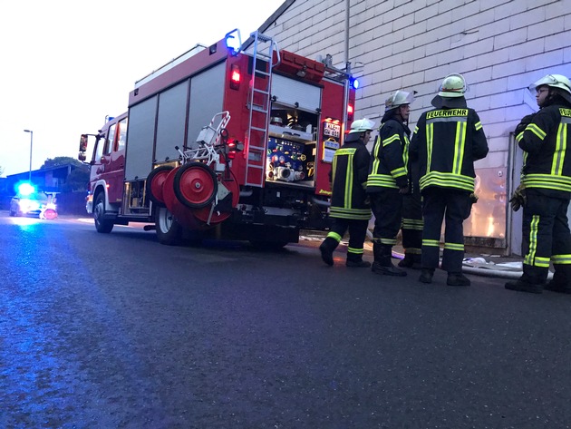 Feuerwehr Weeze: Brand in einer leerstehenden Markthalle